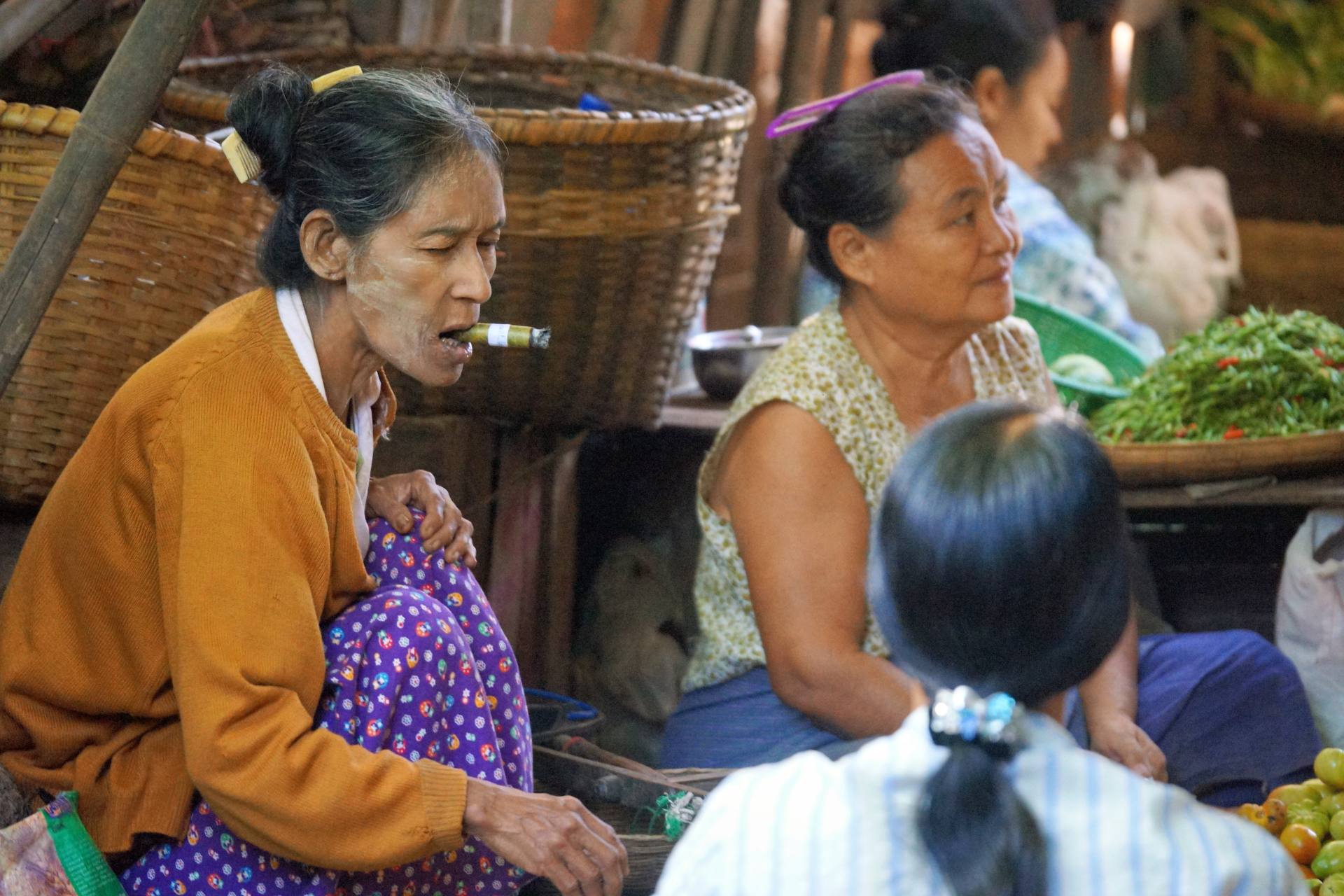Markthalle von Nyaung U - eine Cheroot-rauchende ältere Dorfbewohnerin